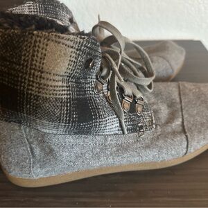 Toms Sherpa lined booties flannel lace upsize 8.5